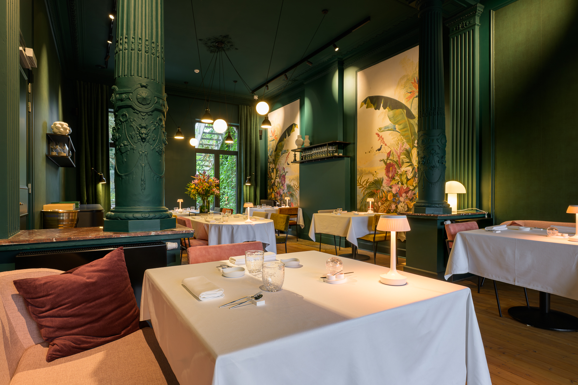 Salle du restaurant LÖCTAVE aux murs vert profond